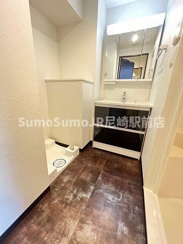 物件内観写真11　(独立洗面台あり、毎朝おしゃれに忙しい女性の方におすすめです)