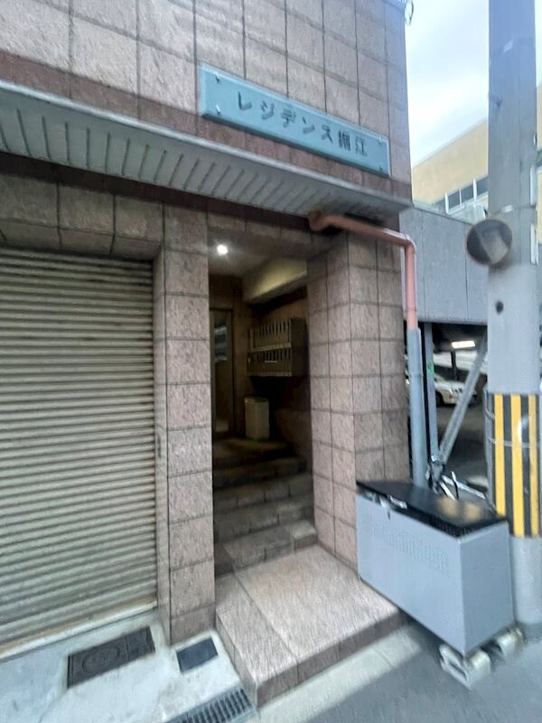 物件外観写真2　(ゆとりのあるエントランスです)