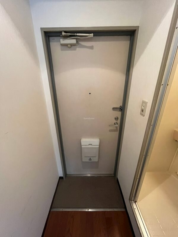 物件内観写真4　(明るい玄関です)