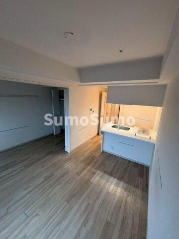 物件内観写真16　(こちらの居間で趣味の時間をお楽しみください)