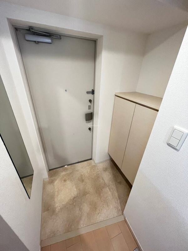 物件内観写真4　(収納もある玄関です)