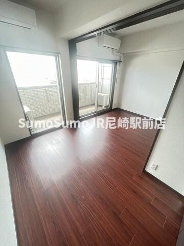 物件内観写真7　(落ち着いた色調の寝室です)