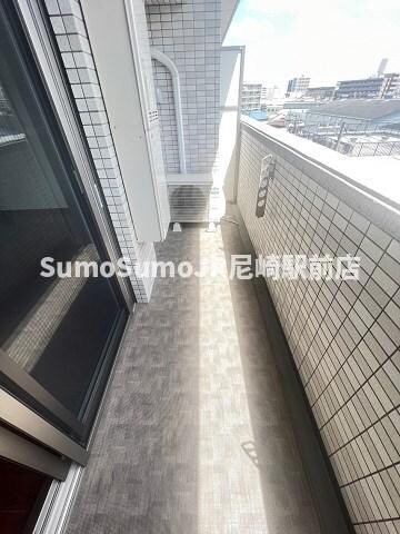 物件内観写真9　(お洗濯にも便利なバルコニー付き)