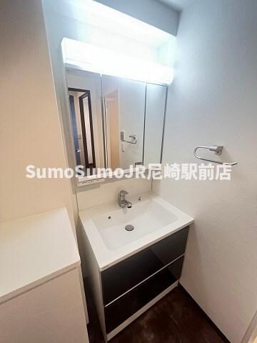 物件内観写真10　(独立洗面台、小物を置くことができて便利です)