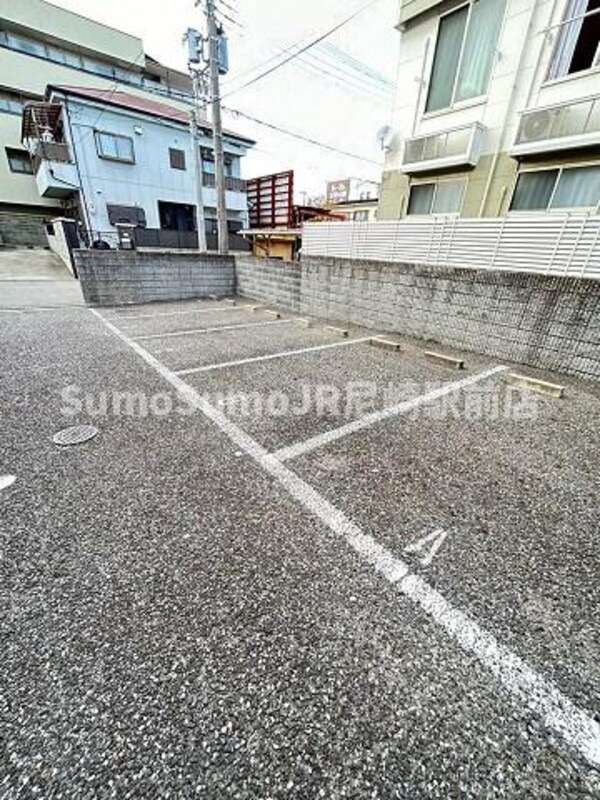 駐車場(車をお持ちの方に嬉しい駐車場付きの物件です)