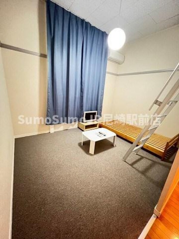 居室(こちらのリビングで趣味の時間をお楽しみください)