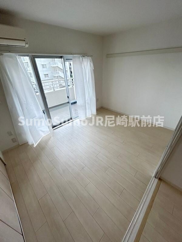 物件内観写真7　(広くて明るい寝室)