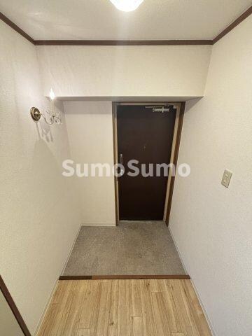 物件内観写真4　(明るい玄関です)