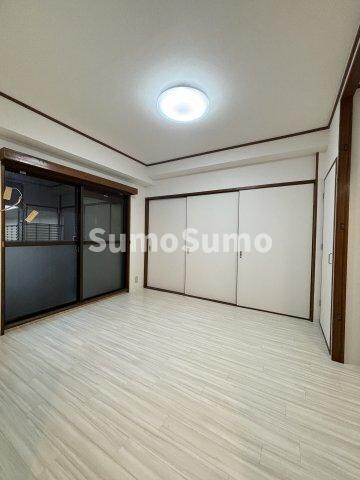 物件内観写真5　(こちらの居間で趣味の時間をお楽しみください)