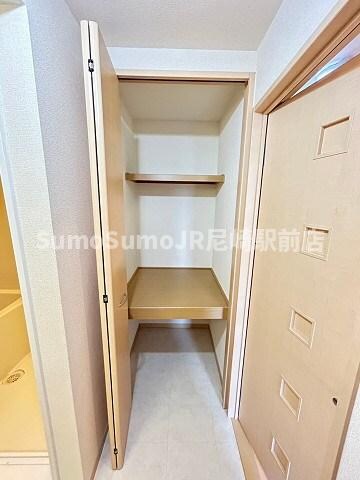 物件内観写真14　(小物を収納するのに便利です)