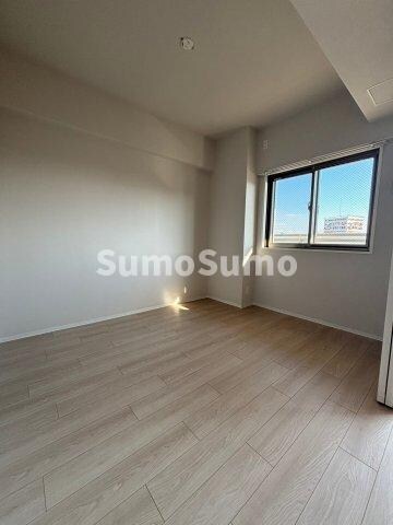 物件内観写真7　(落ち着いた色調の寝室です)