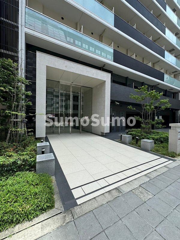 物件外観写真2　(ゆとりのあるエントランスです)