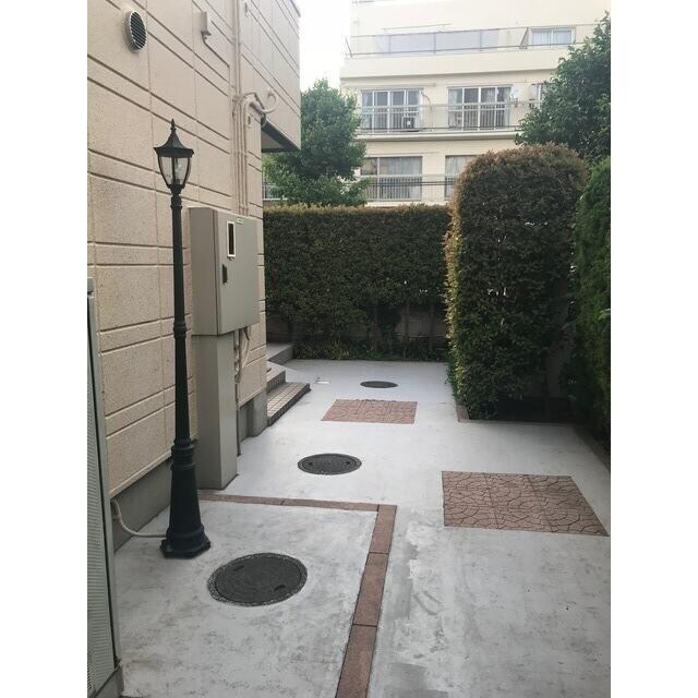 物件外観写真4　(オートロック内 )