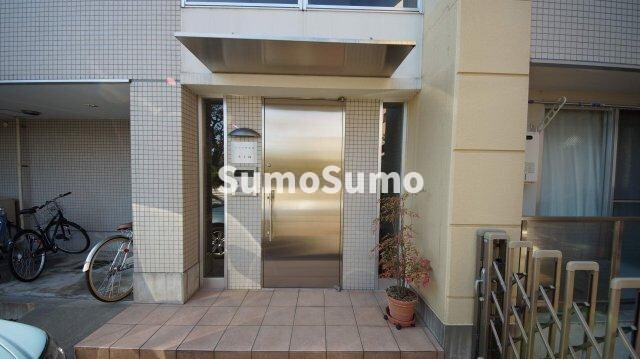 物件外観写真2　(清潔なエントランスです)