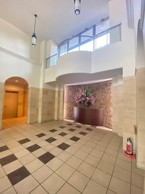 物件外観写真3　(ゆとりのあるロビーです)