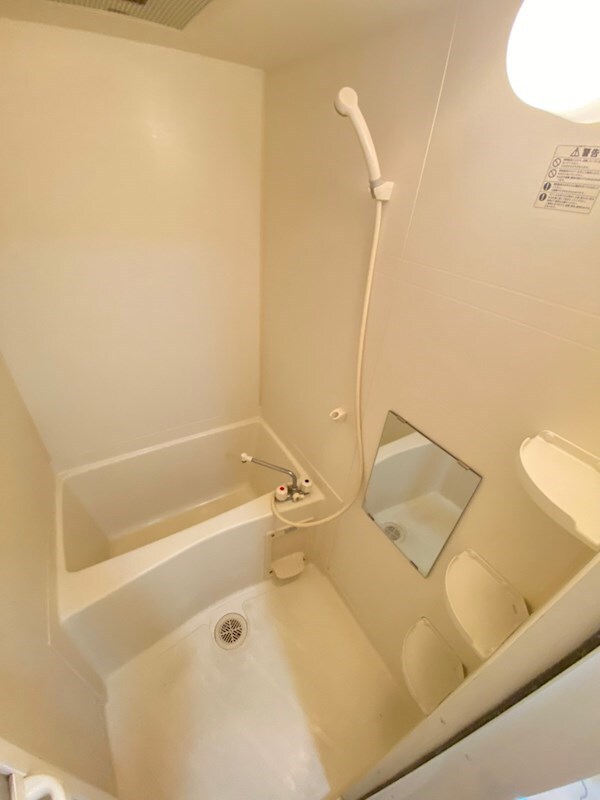 物件内観写真9　(日々の疲れを癒すお風呂付です)