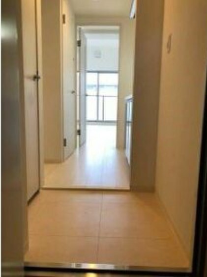 物件内観写真4　(ゆったりとした玄関です)