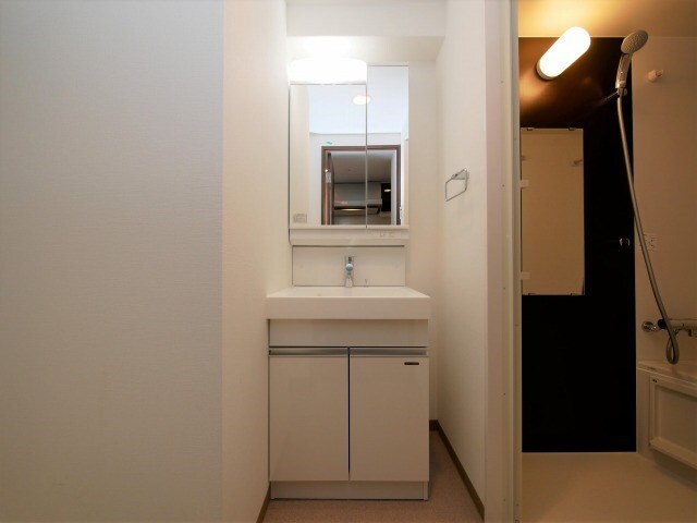 物件内観写真10　(広い洗面スペース)