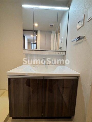 物件内観写真12　(明るい洗面所です)