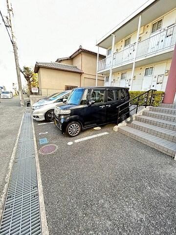 物件外観写真3　(車をお持ちの方に嬉しい駐車場付きの物件です)