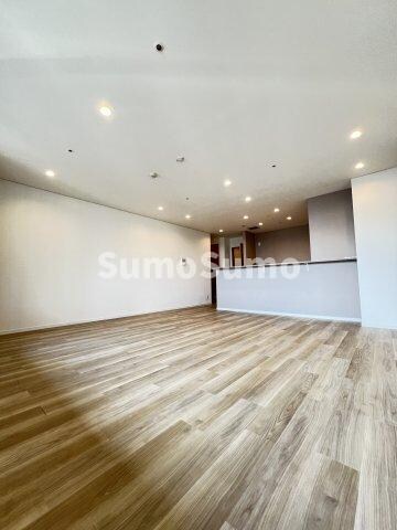 物件内観写真5　(ゆったりとした居間です)