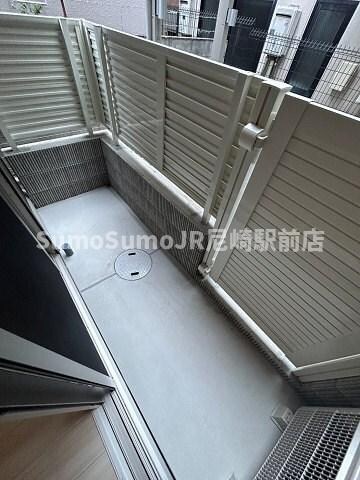 物件内観写真8　(開放的で明るい空間を演出してくれるバルコニーです)