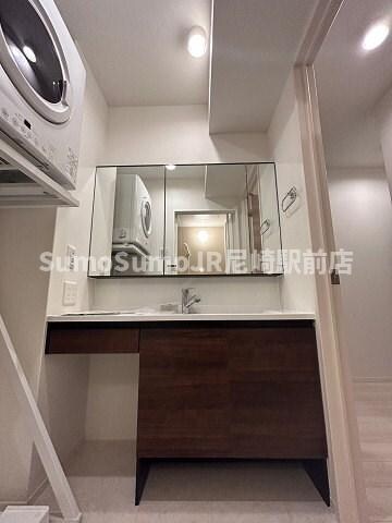 物件内観写真9　(独立洗面台、小物を置くことができて便利です)