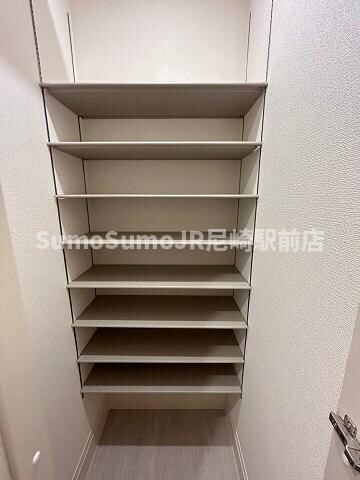 物件内観写真19　(大きなスペースがあり、収納には困りません)