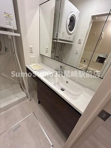 物件内観写真20　(朝の支度にも助かる、独立の洗髪洗面化粧台)