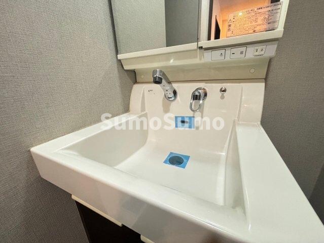 物件内観写真10　(明るい洗面所です)