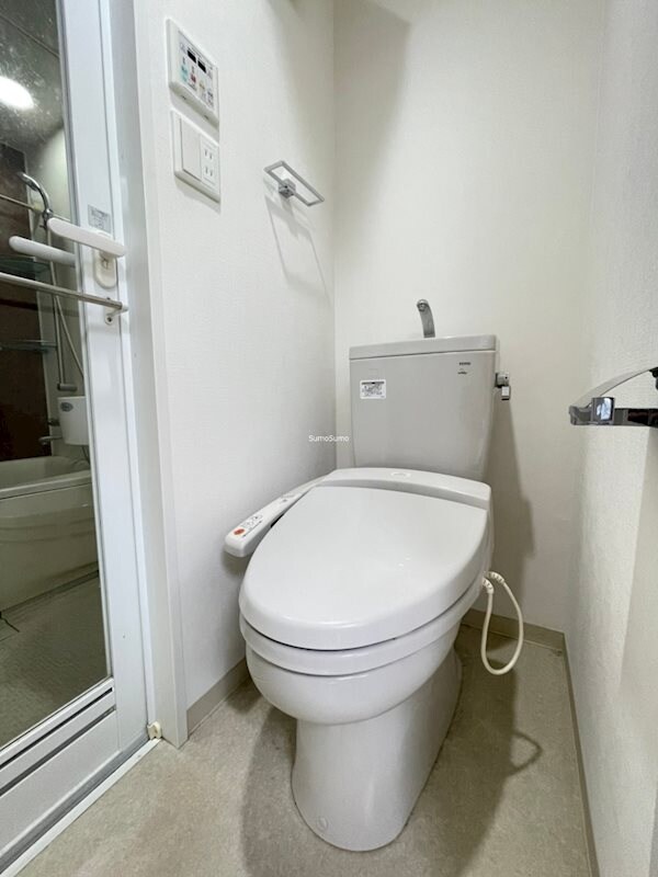 物件内観写真10　(ゆったりとした空間のトイレです)