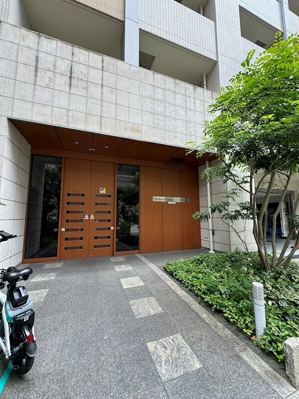 物件外観写真3　(清潔なエントランスです)