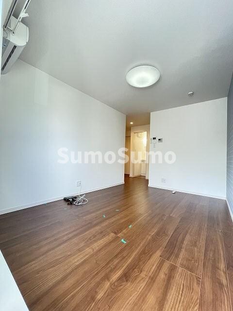 物件内観写真5　(落ち着いた色調の寝室です)