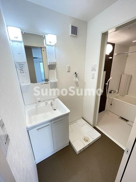 物件内観写真17　(ゆったりとスペースのある洗面所)