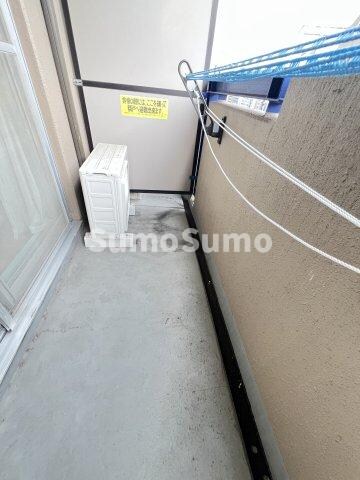 物件内観写真9　(開放的で明るい空間を演出してくれるバルコニーです)