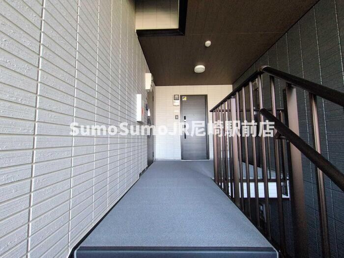 物件外観写真2　(落ち着いたロビーです)