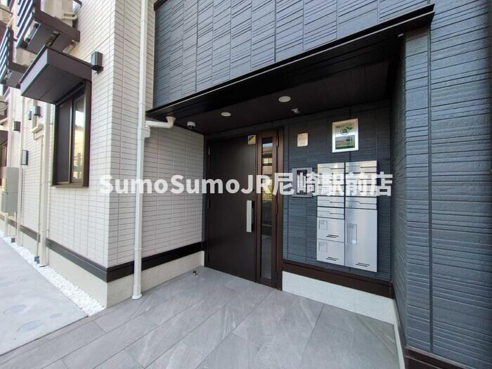 物件外観写真3　(ゆとりのあるエントランスです)