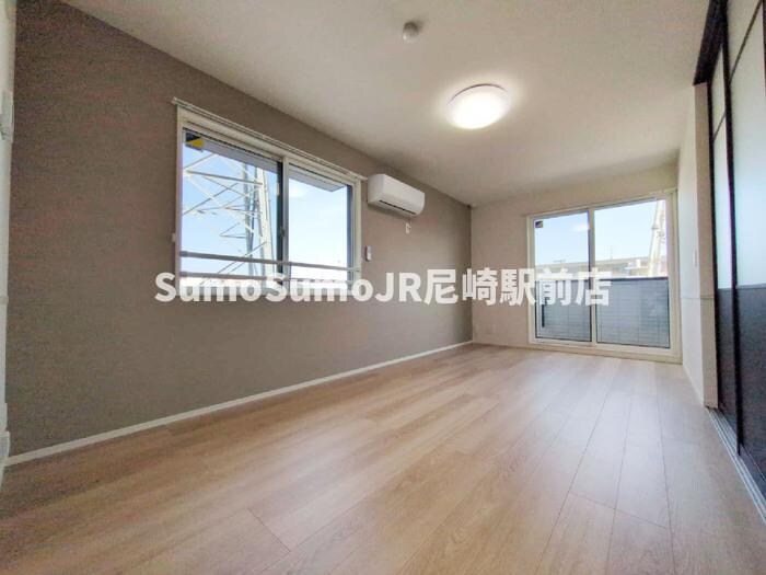 物件内観写真10　(開放的な寝室です)