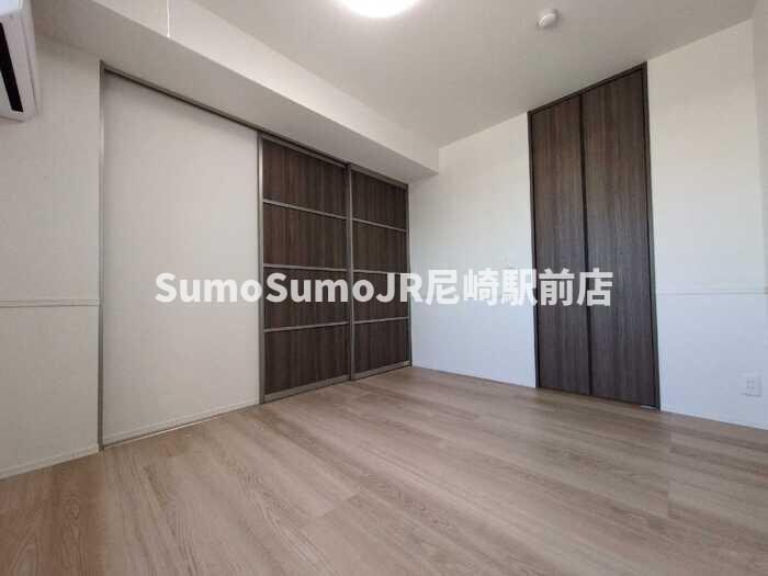 物件内観写真11　(こちらの居間で趣味の時間をお楽しみください)