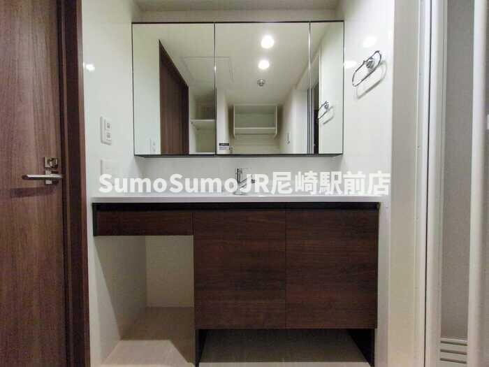 物件内観写真13　(独立洗面台、小物を置くことができて便利です)