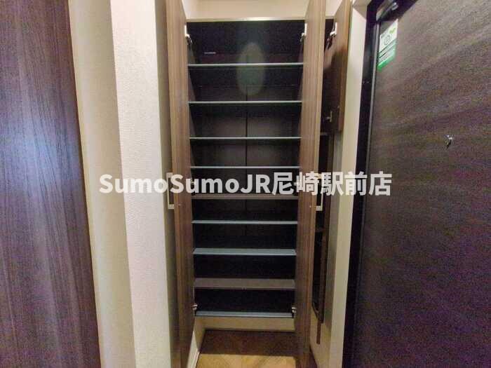 物件内観写真16　(収納もある玄関です)