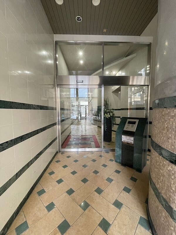 物件外観写真2　(建物の内部です)