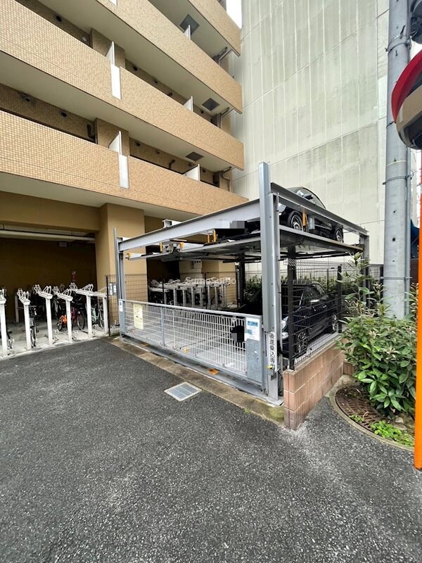 物件外観写真4　(車をお持ちの方に嬉しい駐車場付きの物件です)