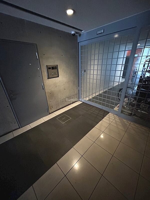 物件外観写真2　(清潔なエントランスです)