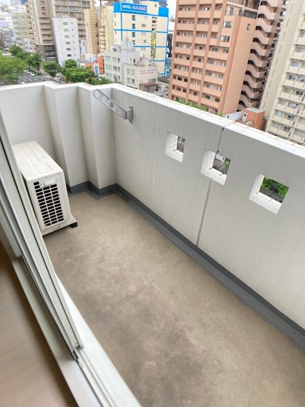 物件内観写真9　(開放的で明るい空間を演出してくれるバルコニーです)