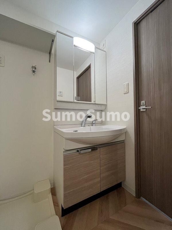 物件内観写真11　(広い洗面スペース)