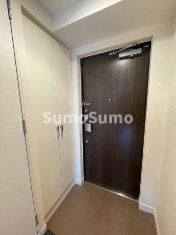 物件内観写真4　(明るい玄関です)