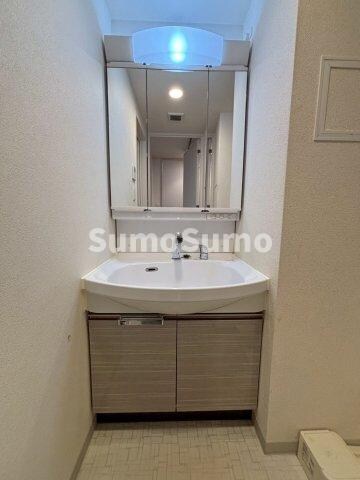 物件内観写真11　(明るい洗面所です)