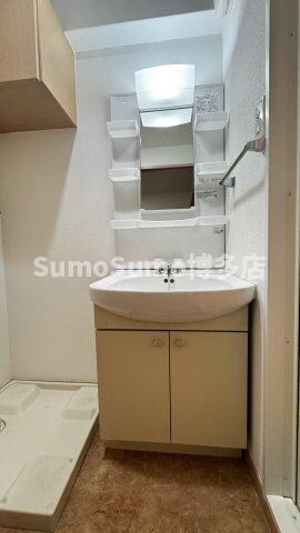 物件内観写真11　(明るい洗面所です)