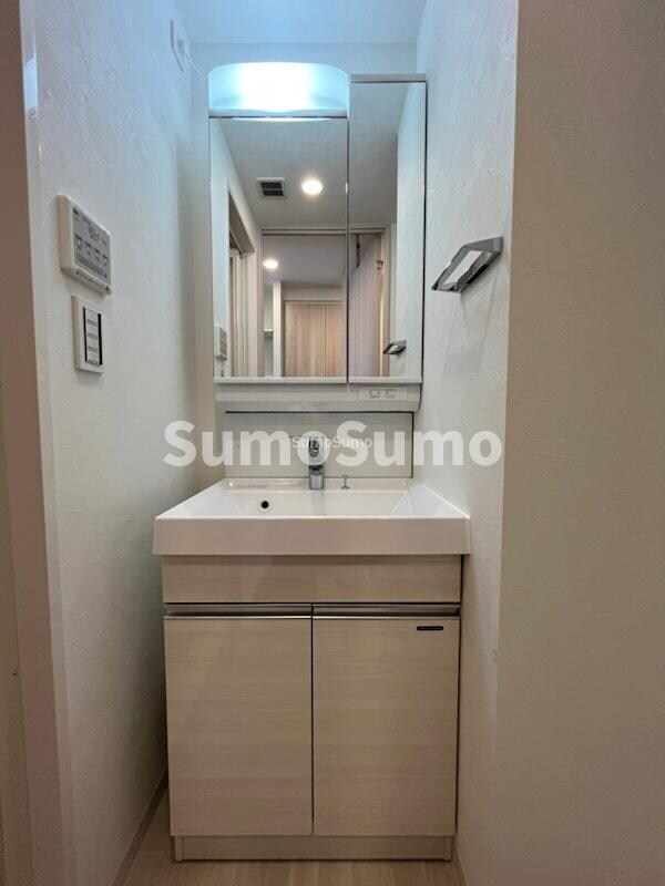 物件内観写真11　(ゆったりとスペースのある洗面所)